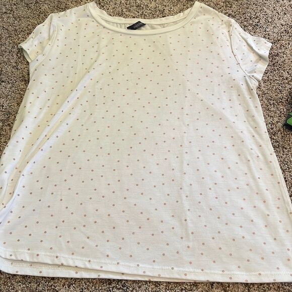 White tee with gold polka dots - Picture 1 of 2